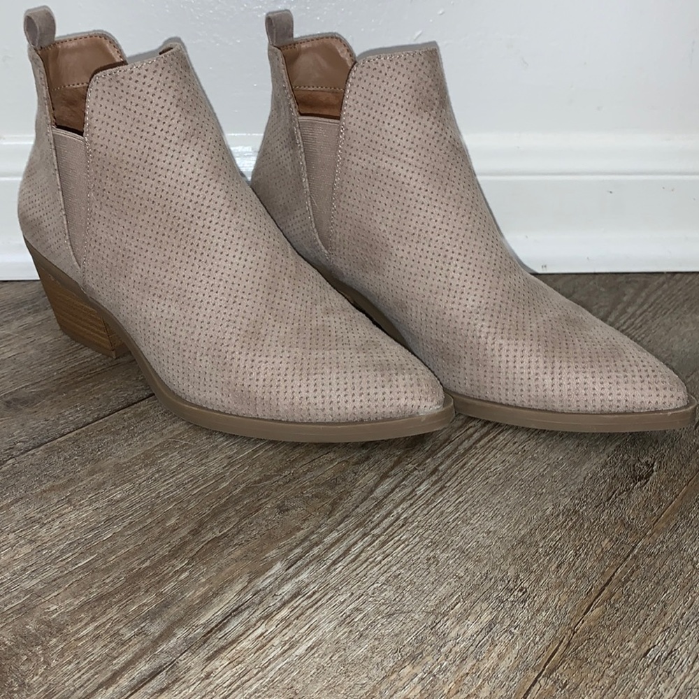 Size 6 short heel pointed mini boot